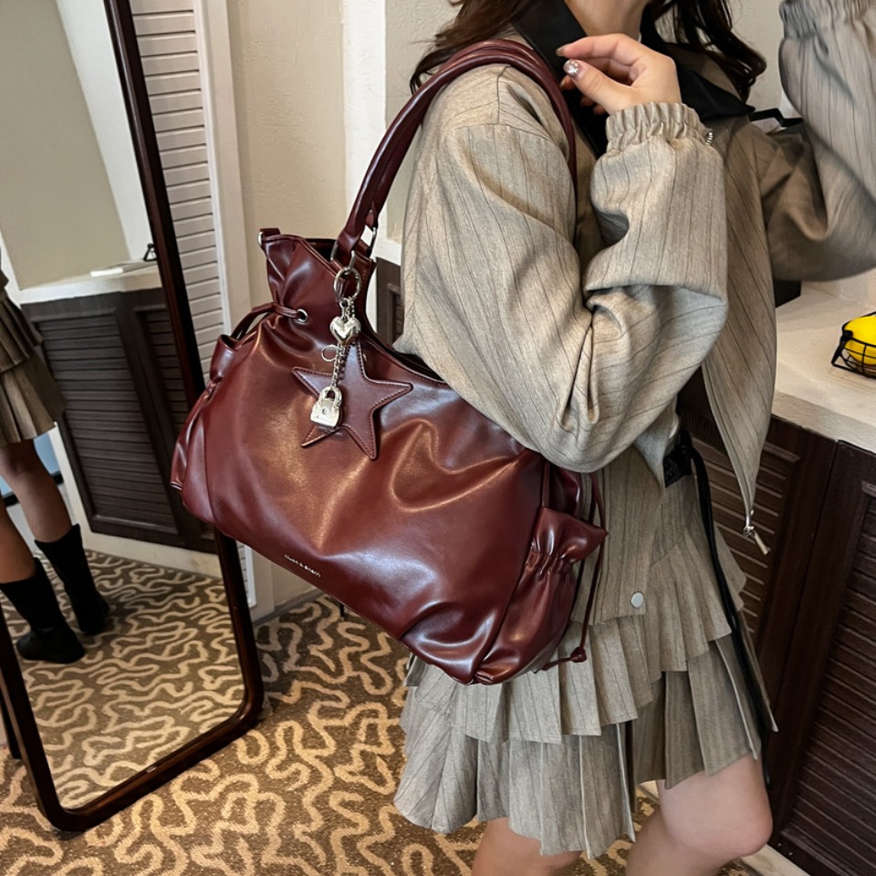 حقيبة يد جلدية فاخرة بتصميم عت - مراجعة Women'S Fashion Magazines وسعره
